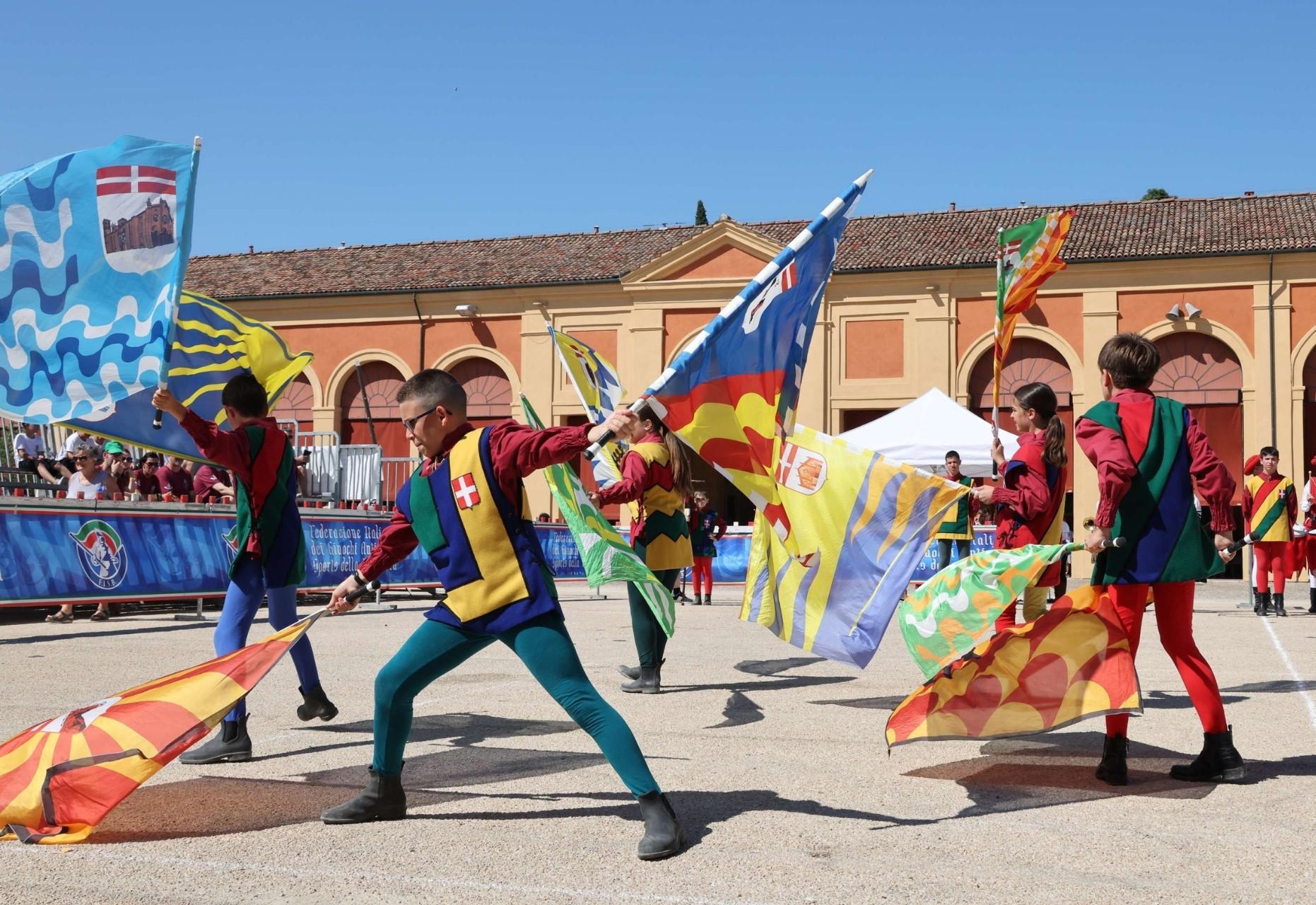 Una folla per i piccoli sbandieratori