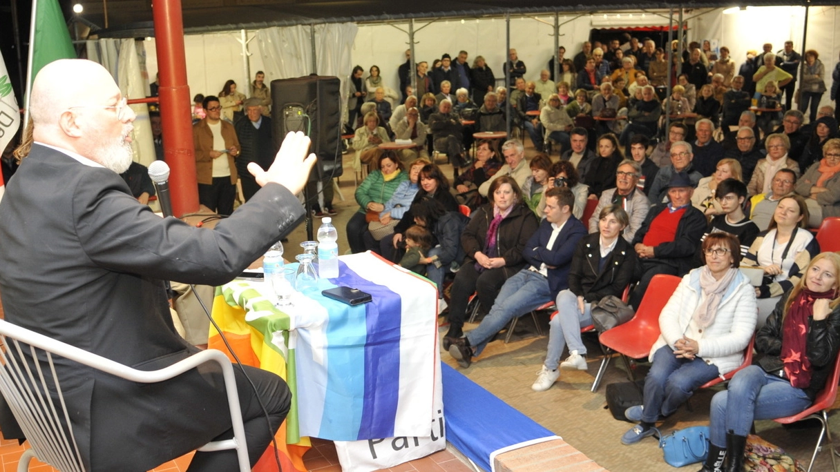Il governatore Stefano Bonaccini davanti alla platea della kermesse democratica (foto Frasca)