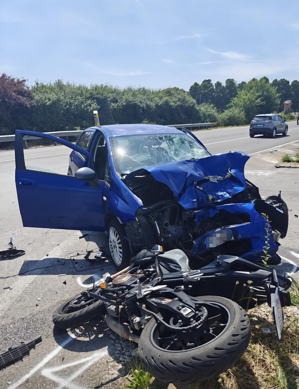 Schianto frontale fra moto e auto. Muore a 24 anni Schianto frontale fra moto e auto. Muore a 24 anni