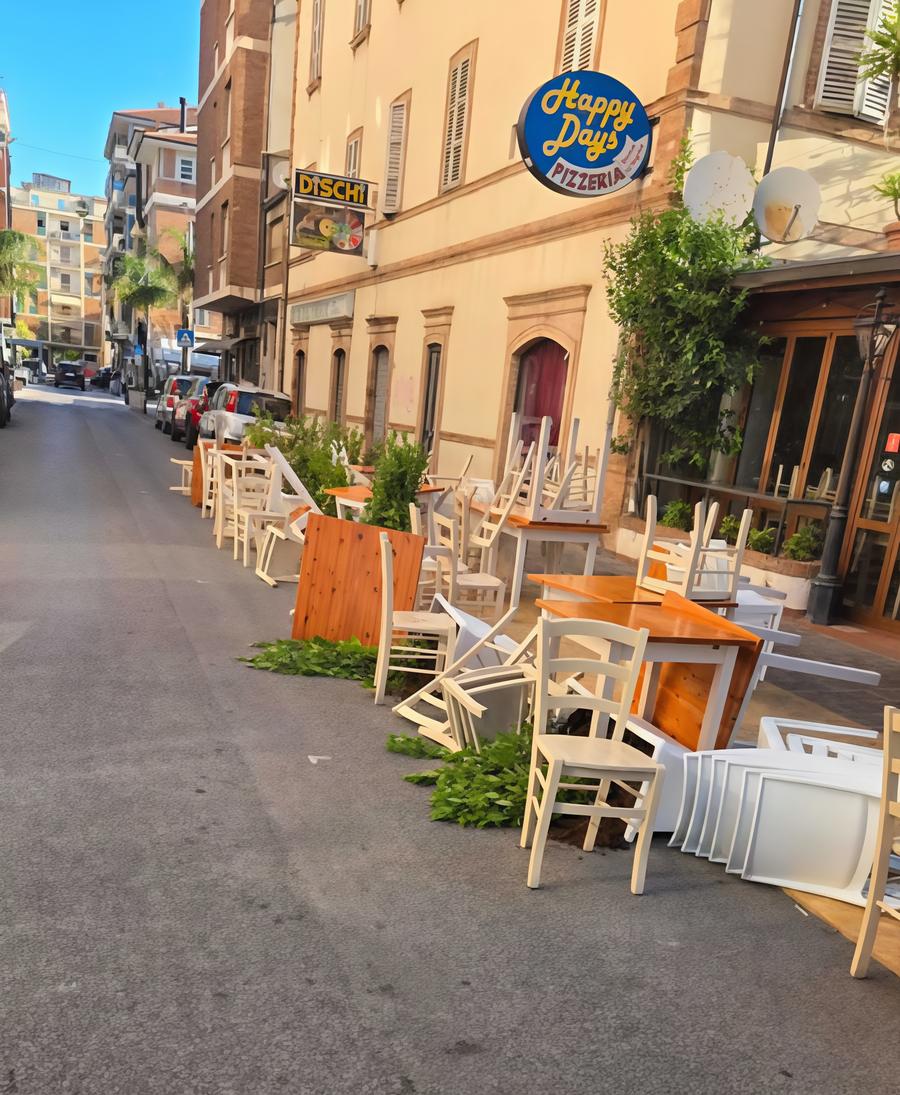 Vandali in azione da Happy Days. Hanno devastato la zona all’aperto Vandali in azione da Happy Days. Hanno devastato la zona all’aperto