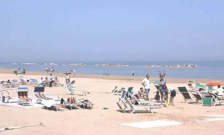 Senigallia,la spiaggia affollata di turisti