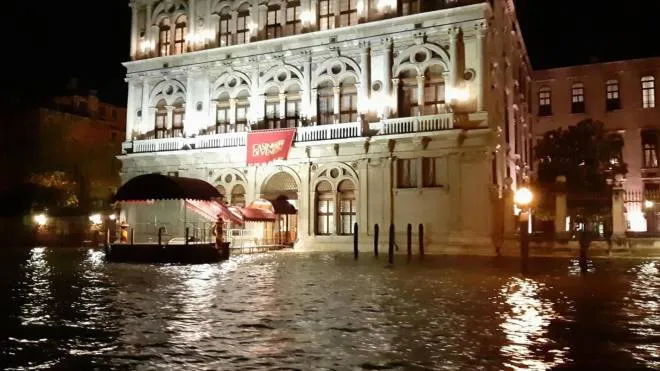 "Stiamo affrontando una marea più che eccezionale", ha detto il sindaco di Venezia Luigi Brugnaro sull'emergenza acqua alta a Venezia. Si teme infatti che rispetto ai 148 centimetri sul medio mare delle ore 22 con l'82% della città allagata, ci si avvii a una massima che potrebbe arrivare a 170 cm. Brugnaro, in un tweet dice "tutti mobilitati per gestire l'emergenza: #PoliziaLocale, @infprefve, #ProtezioneCivile del @comunevenezia, @vvfveneto e tutte le forze dell'ordine, insieme per #Venezia".
TWITTER LUIGI BRUGNARO
+++ATTENZIONE LA FOTO NON PUO' ESSERE PUBBLICATA O RIPRODOTTA SENZA L'AUTORIZZAZIONE DELLA FONTE DI ORIGINE CUI SI RINVIA+++