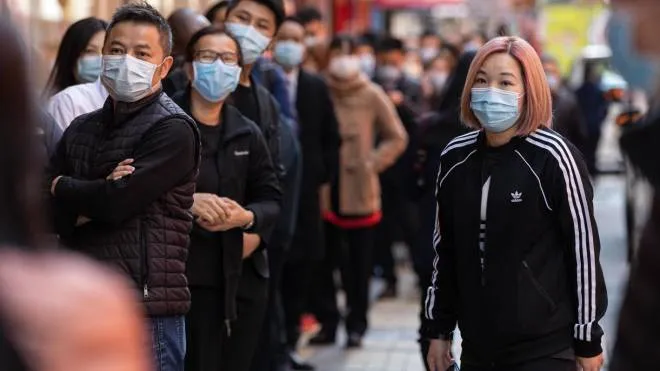 Cittadini cinesi con la mascherina per la paura del coronavirus
