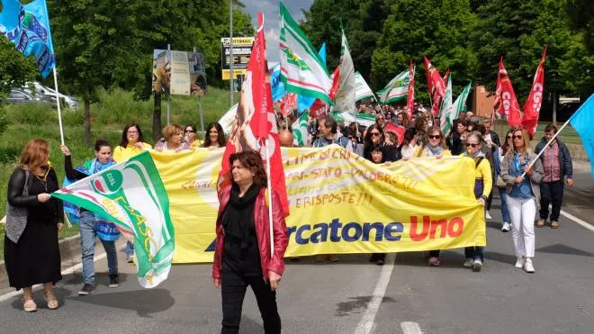 Una delle manifestazioni sindacali al momento dell’apertura della vertenza Mercatone Uno