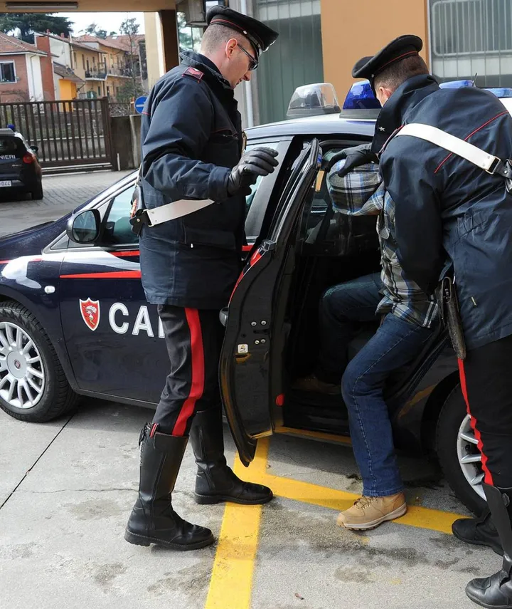 Un arresto operato da due. carabinieri in un’imagine di repertorio