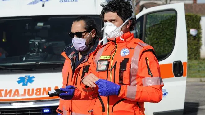 Legnano - Emergenza Coronavirus Covid-19
nella foto soccorritori del 112 con la mascherina
foto Roberto Garavaglia
