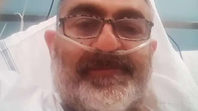 Fabio Baroncini, 55 anni, in uno dei selfie inviati agli amici durante il periodo in terapia intensiva