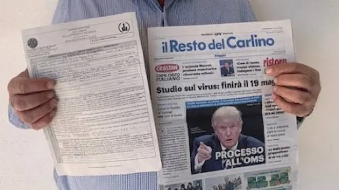 Il dottor Giuseppe Sciaboni, medico in pensione, con il quotidiano acquistato e la copia del verbale