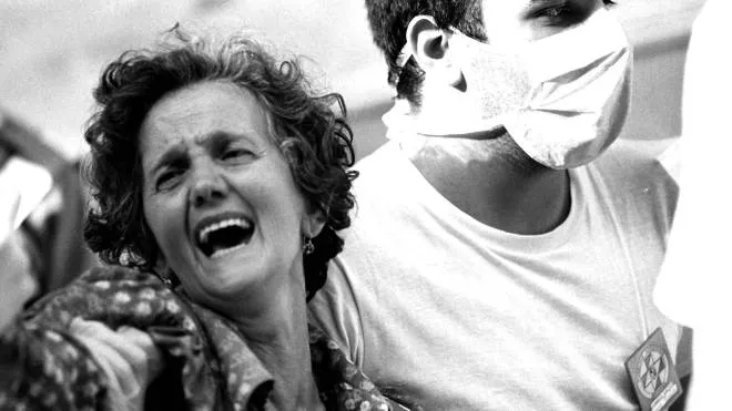 Una donna piange mentre viene soccorsa dopo la strage di Bologna del 2 agosto 1980. ANSA