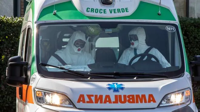 Due operatori in tenuta anti-Covid su un’ambulanza della Croce Verde; in piccolo l’avvocato Maurizio Vallasciani