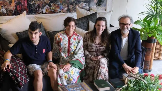 Massimo Bottura con Lara Gilmor e i figli all’interno della guest house Maria Luigia che ieri ha riaperto i battenti (Fotofiocchi)