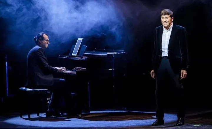 Il centese Alessandro Magri al piano durante un concerto con Gianni Morandi
