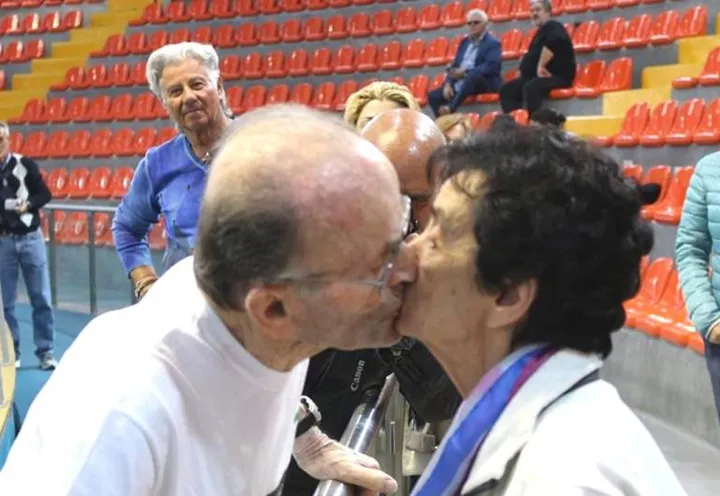 Un bacio come si deve tra Peppe Ottaviani, 104 anni e la moglie Alba, di 96, per i loro primi 60 anni di matrimonio