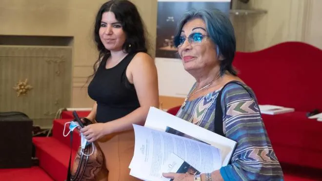 L’artista curda Zehra Dogan assieme a Cristina Muti