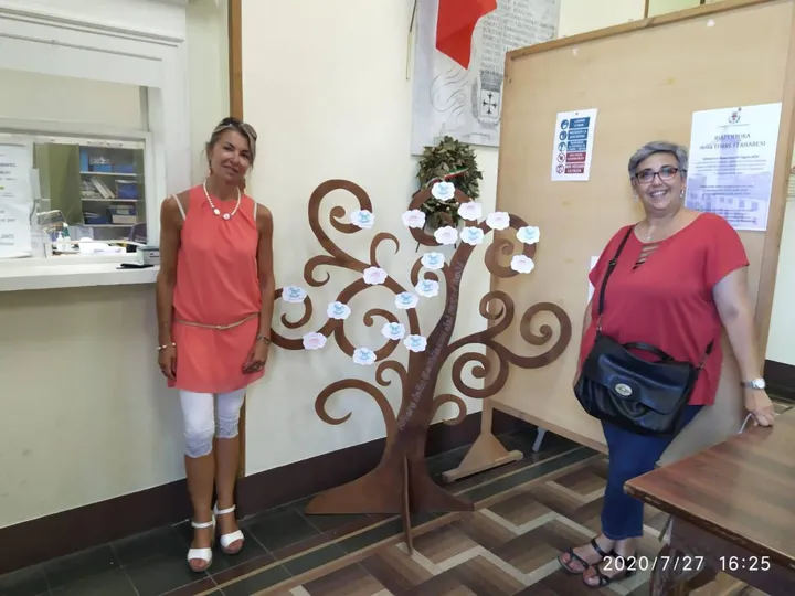 L’albero della gentilezza e i due assessori che l’hanno promosso: Orsola Rosetta D’Agata e Cinzia Bellodi