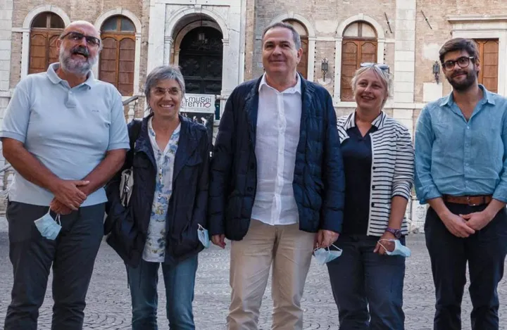 Roberto Mancini (al centro), coordinatore di ‘Dipende da noi’, insieme ai quattro candidati fermani