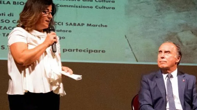 L’archeologa e consigliere comunale Emanuela Biocco con il sindaco di Matelica Massimo Baldini