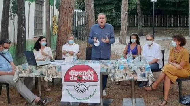 Roberto Mancini con i candidati della provincia di «Dipende da noi»