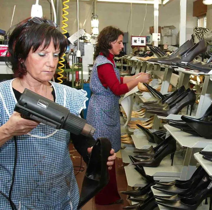 La lavorazione delle scarpe in una delle aziende del Fermano