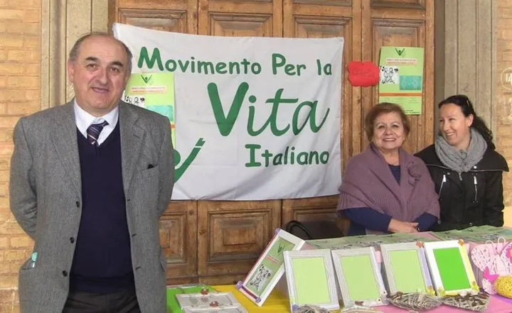 Gianfranco Fuselli del Movimento per la vita insieme con alcune volontarie