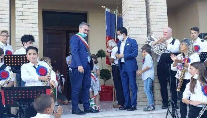 Un momento dell’inaugurazione della scuola Ginobili a Petriolo