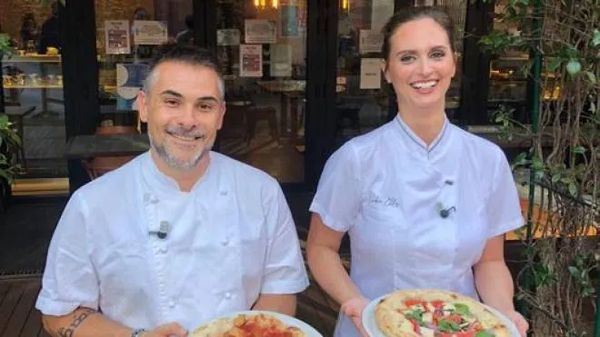Nadia Ellis con il pizzaiolo Giuseppe Monaco.