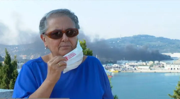 Il sindaco Valeria Mancinelli dopo il Coc in Comune con il fumo dell’ex Tubimar alle spalle
