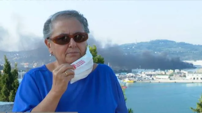 Il sindaco Valeria Mancinelli dopo il Coc in Comune con il fumo dell’ex Tubimar alle spalle