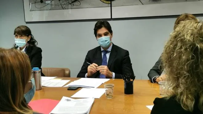 La riunione con i vertici della sanità regionale del presidente Francesco Acquaroli: la mascherina è obbligatoria