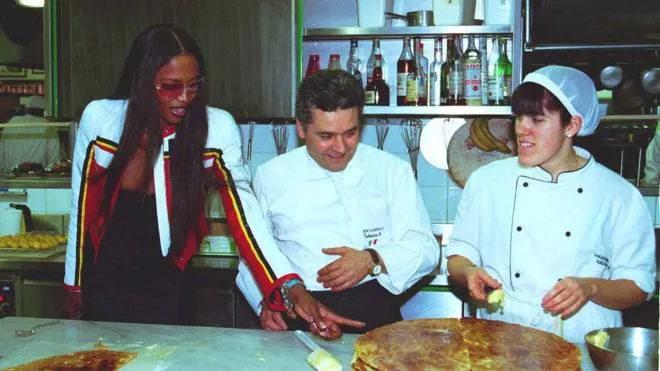 Naomi Campbell ’tuffa’ un dito nella crema chantilly di una torta al San Domenico, accanto Valentino Marcattilii (Isolapress)