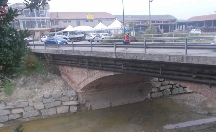 Le sponde del fiume Rubicone nel tratto che scorre nel centro storico di Savignano