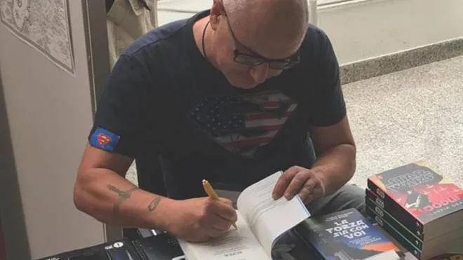 Filippo Rossi mentre firma il suo nuovo libro