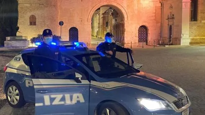La volante della Polizia davanti all’arco di Augusto durante i pattugliamenti per i controlli anti-covid