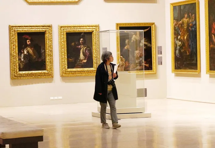 Un visitatore alla Galleria Estense prima della chiusura (Foto Scano)