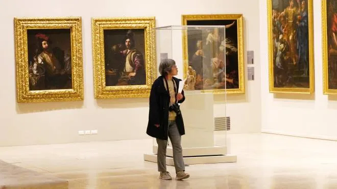 Un visitatore alla Galleria Estense prima della chiusura (Foto Scano)