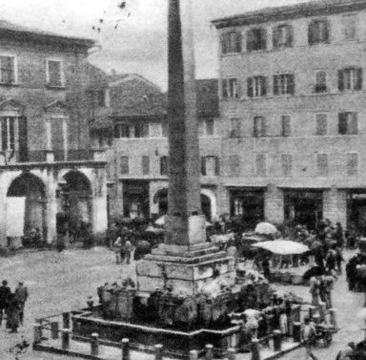 La fontana dei leoni in piazza della Repubblica prima che fosse spostata nel 1949