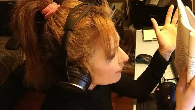 L’attrice ferrarese Cinzia Vaccari impegnata nella registrazione dell’audiolibro «A spasso con Miele», dell’autore aretino Luca Piergiovanni