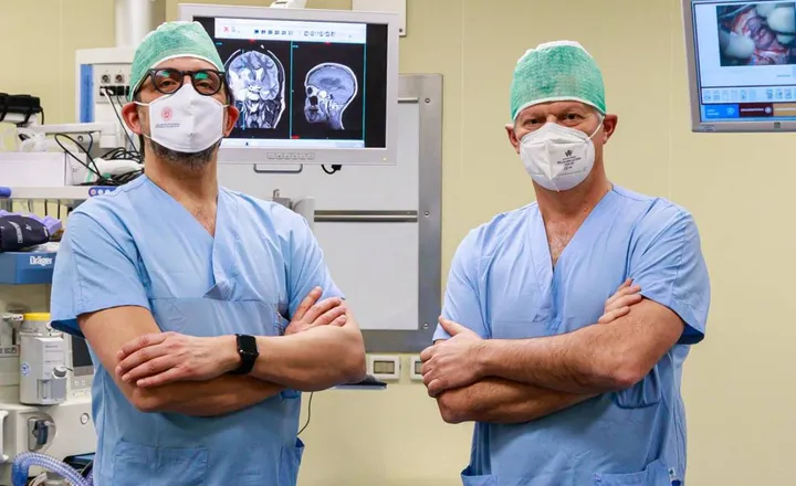 Da sinistra, il neurochirurgo Diego Mazzatenta e l’otorinolaringoiatra Ernesto Pasquini