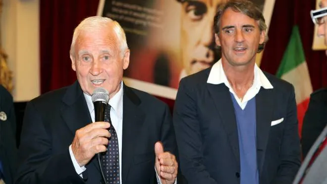Roberto Mancini con il papà Aldo durante un’iniziativa nella sua città natale, Jesi. Il legame resta ancora forte
