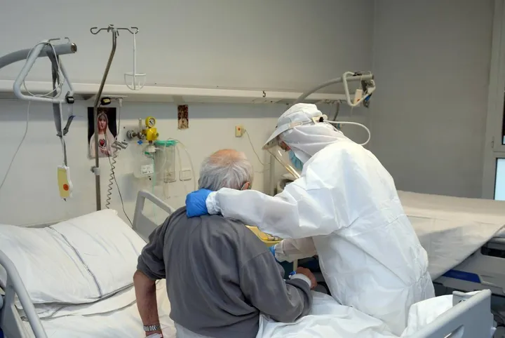 Gli operatori sanitari ancora in prima linea per questa nuova ondata di contagi da Coronavirus: ospedali pieni