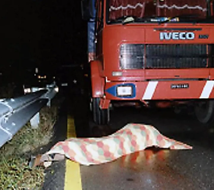 Il corpo di Denis Bergamini lasciato davanti al camion per inscenare il finto suicidio del calciatore
