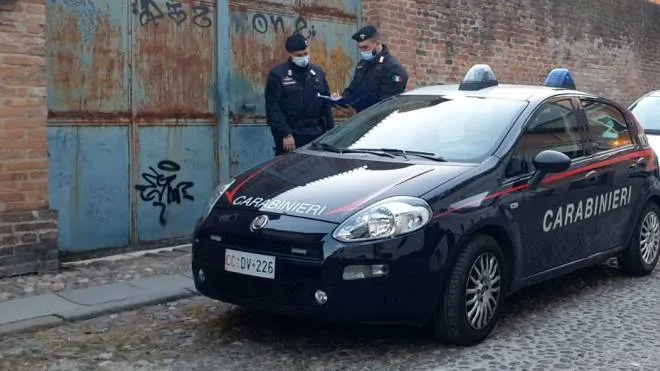 I carabinieri effettuano i rilievi in via della Ghiara (Foto Businesspress)