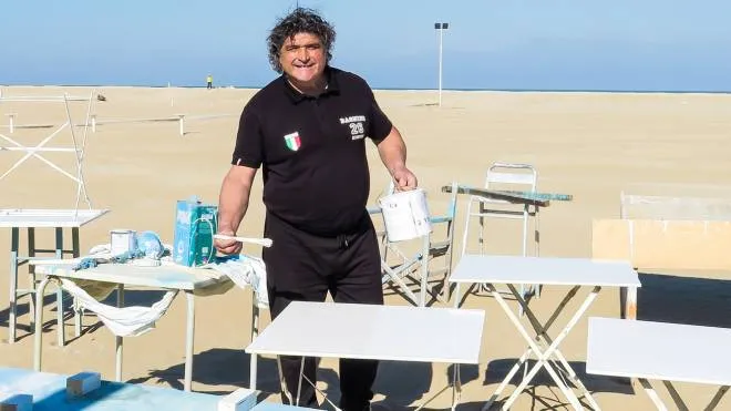 Gabriele Pagliarani, il ’bagnino d’Italia’, titolare del Bagno Tiki 26 a Rimini, alle prese con vernice e pennelli
