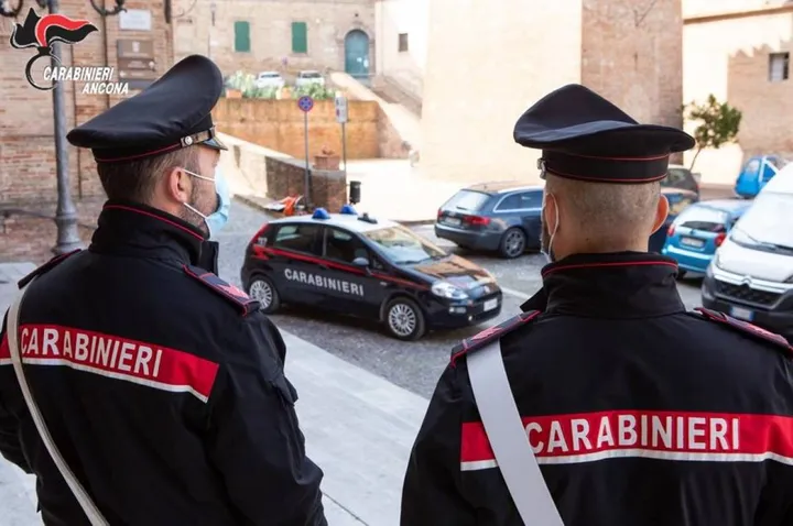 I carabinieri hanno aspettato la 68enne sotto casa dell’amante cogliendola in flagrante