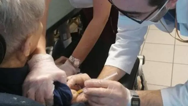La donna è deceduta meno di tre ore dopo la somministrazione del vaccino; nella foto piccola l’avvocato Luca Greco