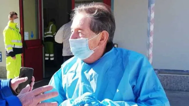 Il medico Sergio Costantini, 68 anni, al centro vaccinale di FalconaraIl sindaco di Falconara Stefania Signorini subito informata dell’inchiesta