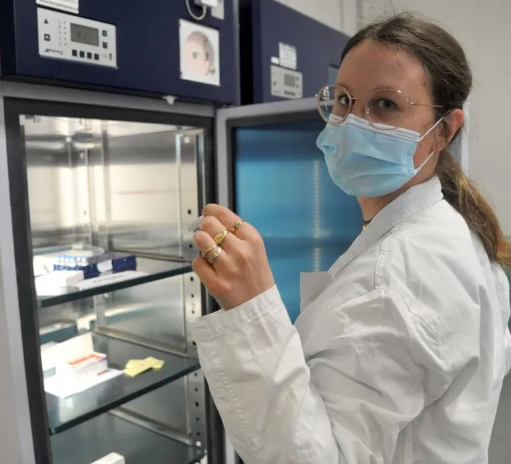 La preparazione dei vaccini nell’ultrafreezer dell’hub in Fiera (foto Businesspress)