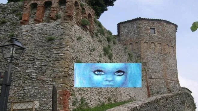 A due passi dalle Marche, in provincia di Rimini, c’è il castello di Montebello di Torriana, con la leggenda del fantasma di Azzurrina