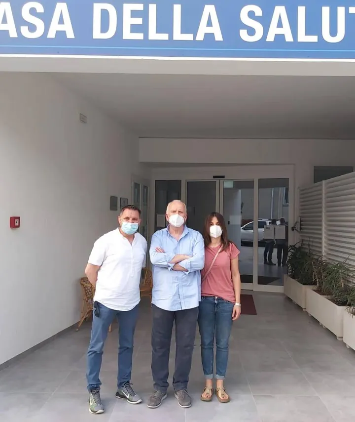 Da sinistra Andrea Giuliani, Fabrizio Valeri e Annachiara Mascarucci, davanti al centro salute