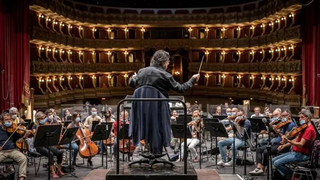 Un concerto e una 'bacchetta' d'eccezione il 19 giugno a Verona, per l'apertura del 98/o Festival lirico dell'Arena: sul podio il maestro Riccardo Muti, a 41 anni dalla sua prima direzione nell'anfiteatro, nell'aria dell'Arena le note dell'Aida di Verdi, 150 dopo la prima messa in scena al Cairo, nel 1871. ANSA/ US/ LAURA FERRARI
+++ ANSA PROVIDES ACCESS TO THIS HANDOUT PHOTO TO BE USED SOLELY TO ILLUSTRATE NEWS REPORTING OR COMMENTARY ON THE FACTS OR EVENTS DEPICTED IN THIS IMAGE; NO ARCHIVING; NO LICENSING +++